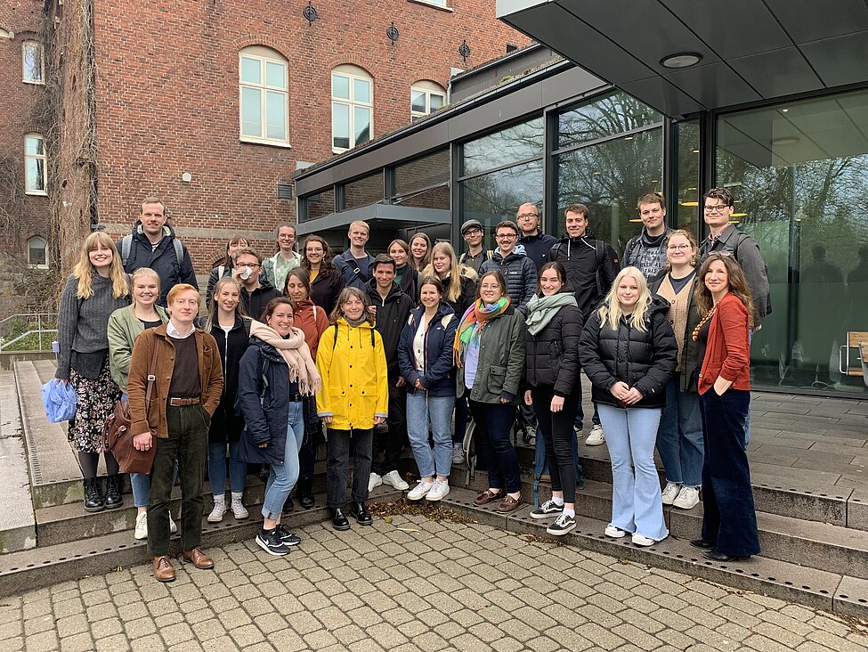 Gruppfoto Kiel studenter utanför LUX